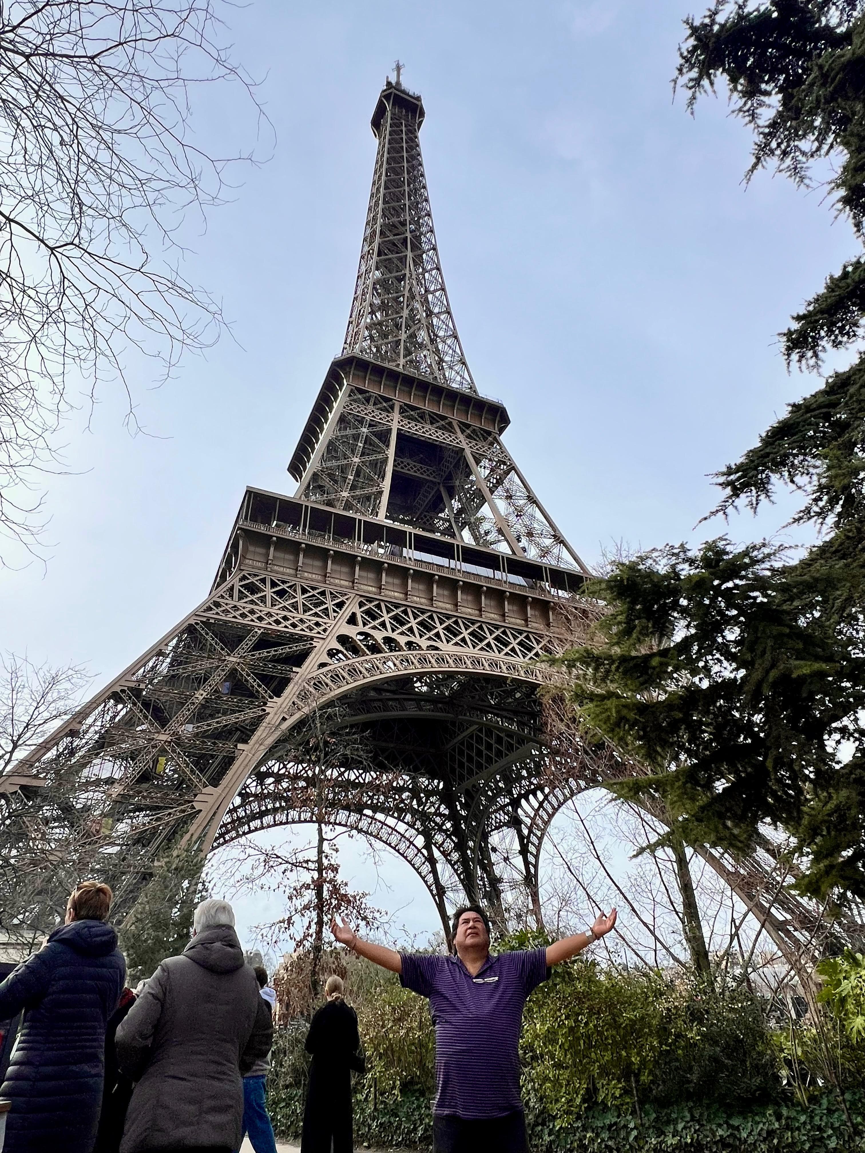 Freedy Sotelo frente a la Torre Eiffel — París, Francia